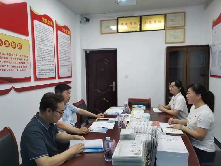 关心校外教育发展  关爱暑期一线教师  ——区教育局领导到活动中心调研指导工作并慰问一线教师